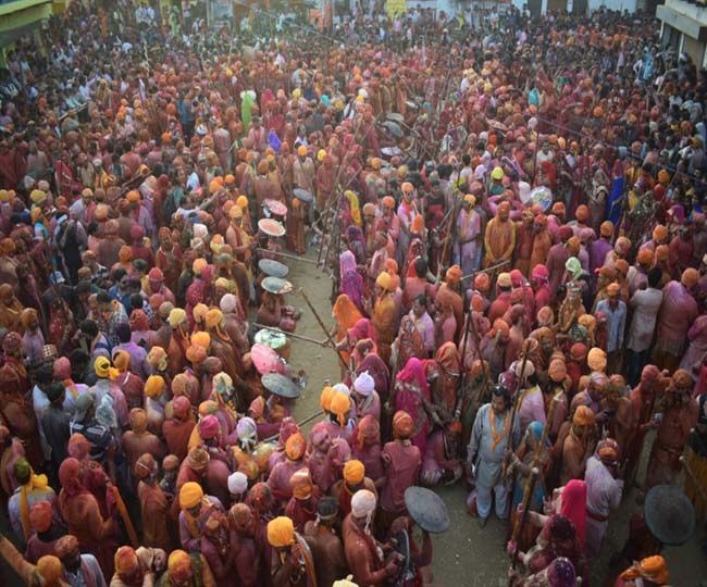 फागुन में केसरिया रंग से सराबोर मन हो उठा मयूर  